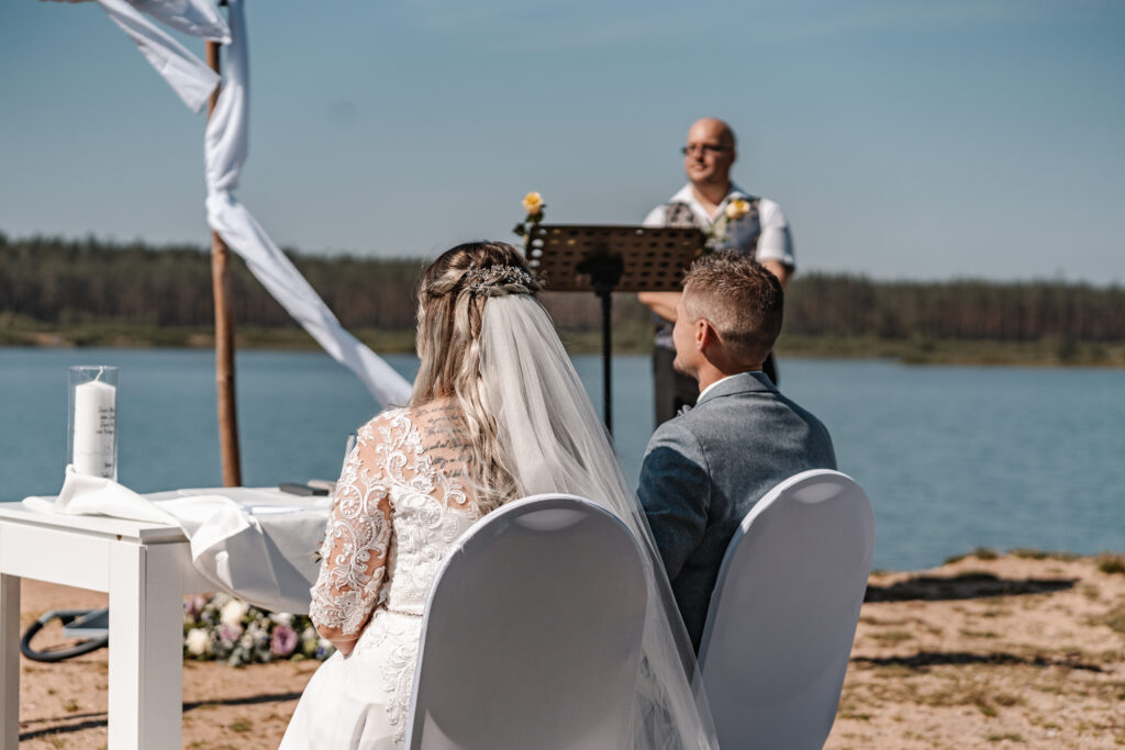 Eventlocation-Gasthof-Lehner-Brautpaar-am-See-Hochzeitsfotograf-Muenchen