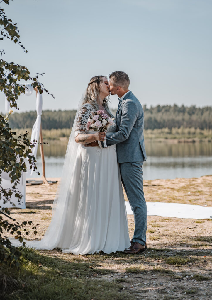 Gasthof-Lehner-Weiden-Brautkuss-Hochzeitsfotograf-aus-Muenchen