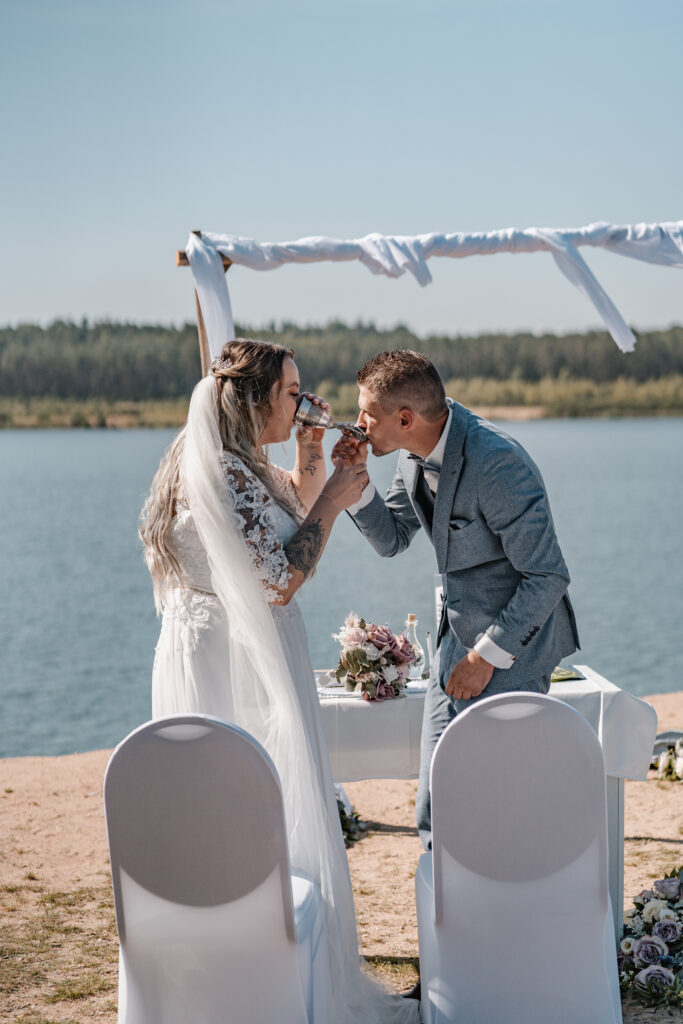 Gasthof-Lehner-Weiden-Brautpaar-Hochzeitsfotograf-Muenchen