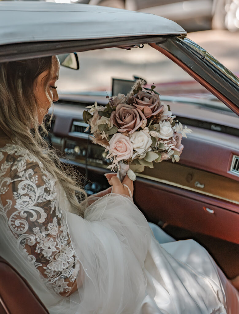 Gasthof-Weiden-Braut-im-Auto-Hochzeitsfotografie-Muenchen